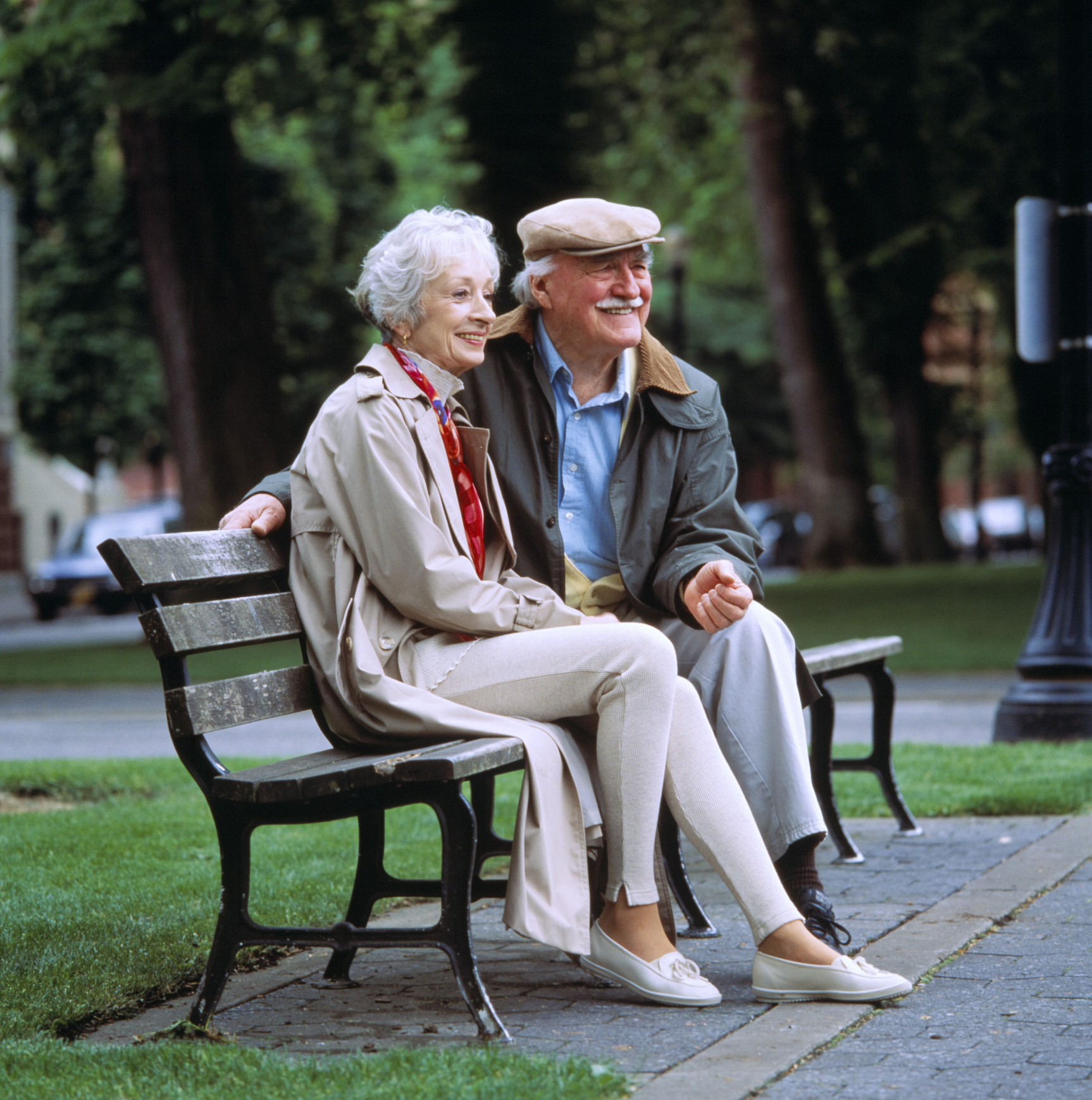 Старики с молодыми красивыми девушками. Пожилые мужчина и женщина. Старики в парке. Старые пары. Прогулка пожилых людей.